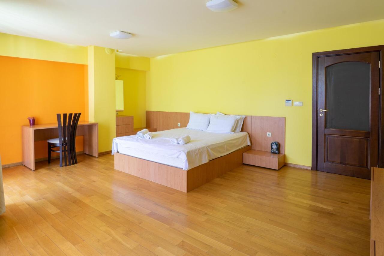 Central Flat With Monster Living Room Varna Dış mekan fotoğraf