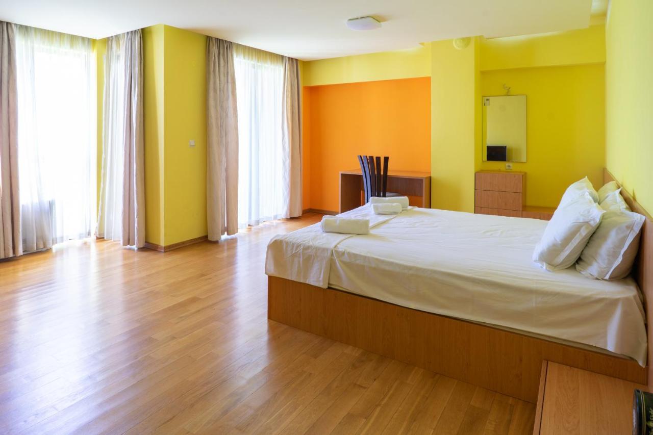 Central Flat With Monster Living Room Varna Dış mekan fotoğraf
